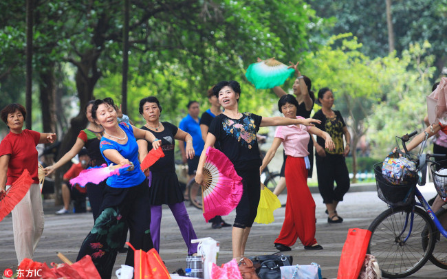 Middle-aged and elderly Chinese women perform square dancing. [File photo: IC]