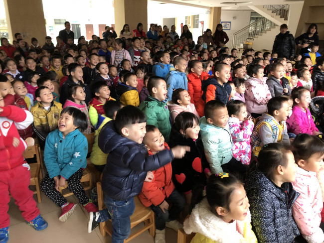 Children of a primary school in a Chinese border city enjoy the charity drama shows provided by the China National Theatre for Children on Jan 16, 2018.[Photo: provided to China Plus]