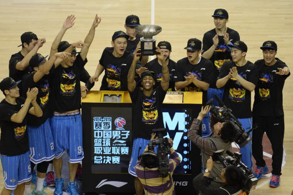 Beijing team celebrates after beats Liaoning 106-98 in Game 6 in Benxi on Sunday for an overall 4-2 victory in the best-of-seven finals and defends the title of the Chinese Basketball Association (CBA). [Photo: Xinhua]