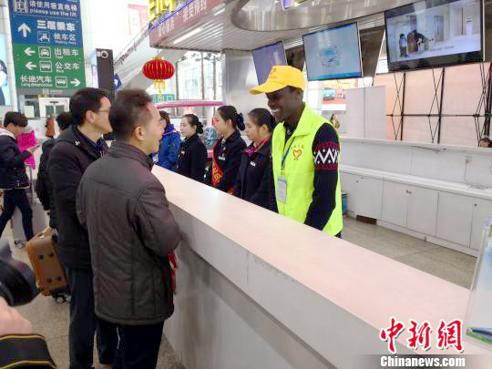 African volunteer Fan Wei provides guidance to people at Guangzhou South Railway Station. [Photo: Chinanews.com]