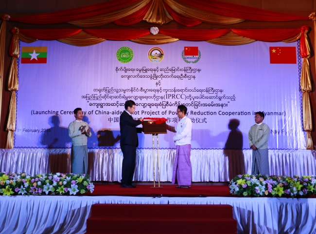 Chinese Ambassador to Myanmar Hong Liang (2nd from left) and Minister for Agriculture, Livestock and Irrigation of Myanmar Aung Thu(2nd from right) launched the China-aided Pilot Project of Poverty Reduction Cooperation in Naypyidaw on Jan.1st, 2018. [Photo: China Plus/Tu Yun]