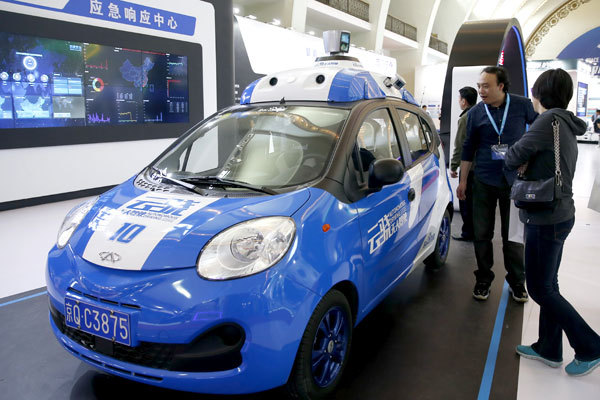 Visitors take a look at a Baidu self-driving vehicle during a tech expo in Beijing. [File photo: China News Service]