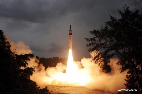 Photo released by India's Defence Research and Development Organization (DRDO) on Sept. 15, 2013 shows India's nuclear-capable missile Agni-V in the Wheeler Island, India. [File Photo: Xinhua/DRDO]  