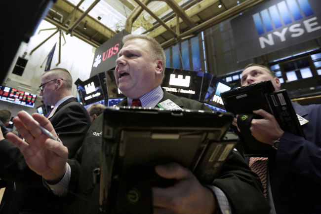 Trader George Ettinger, center, works on the floor of the New York Stock Exchange, Tuesday, Feb. 6, 2018. [Photo: AP] 