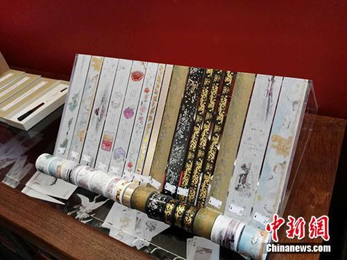 Adhesive tapes with patterns from cultural relics at the Palace Museum are for sale at a pop-up shop in Sanlitun in Beijing. [Photo: Chinanews.com]