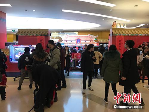 Customers crowd into a pop-up shop featuring Forbidden City souvenirs in Sanlitun in Beijing. [Photo: Chinanews.com]