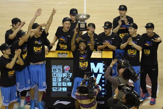 Beijing defended the title of the Chinese Basketball Association (CBA) by beating Liaoning 106-98 in Game 6 in Beijing on March 22, 2015 for an overall 4-2 victory in the best-of-seven finals.[Photo: Xinhua]