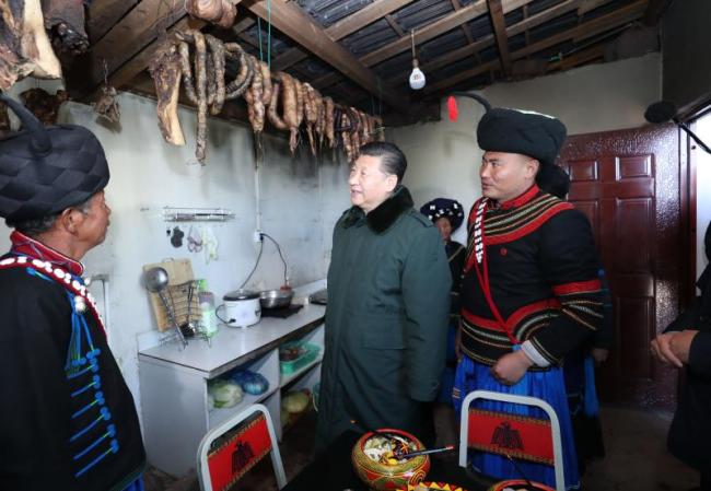 Xi Jinping, general secretary of the Communist Party of China Central Committee, visits a family of Yi ethnic group in Zhaojue county, southwest China's Sichuan Province on Sunday. [Photo: Xinhua]