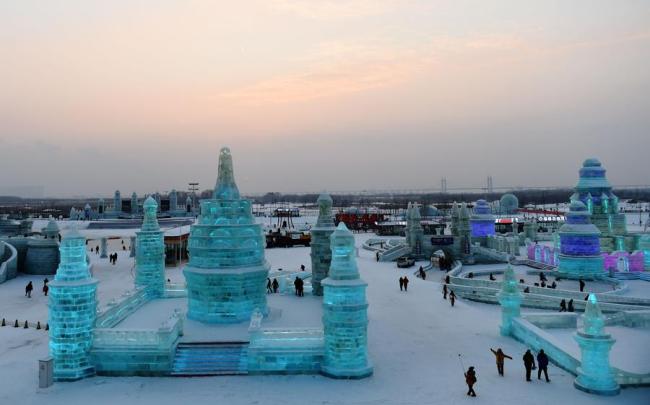 Tourists view ice sculptures at the Harbin Ice and Snow World in Harbin, capital of Northeast China's Heilongjiang province, Jan 3, 2017.[Photo:Xinhua]