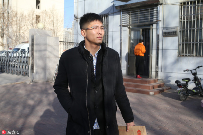 A court in Tangshan rules in favor of Zhu Zhenbiao on February 12, 2018. Zhu was being sued by the family of a hit-and-run driver he was attempting to chase down. That man was killed by a passing train during the pursuit. [Photo: IC]