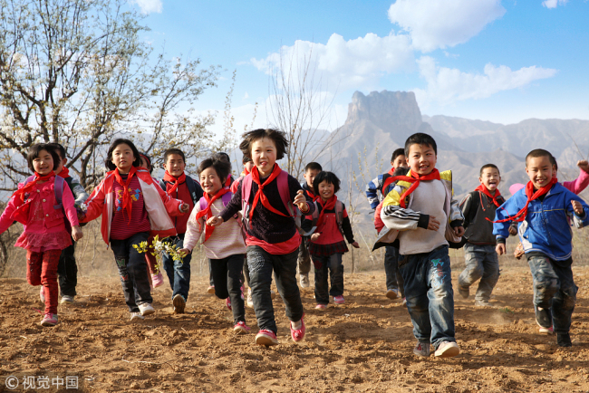 It seems that children are running towards a bright further. [Photo: from VCG]
