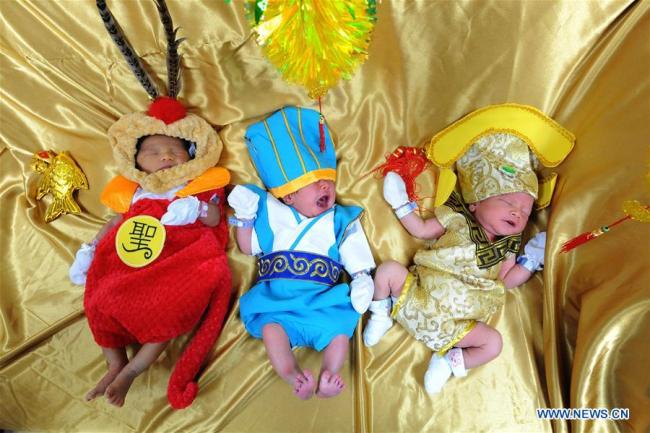 曼谷新生儿身着中国传统服装 Newborn babies dressed in traditional Chinese clothes in Bangkok
