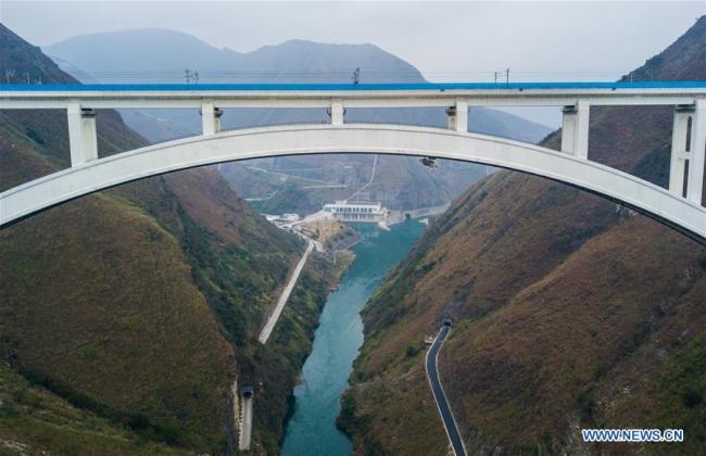 春运桥梁安全检查进行中 Bridge undergoes safety check for Spring Festival travel rush