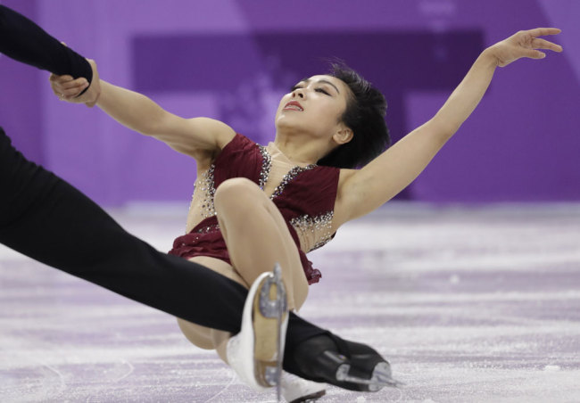 Sui Wenjing and Han Cong of China perform in the pair figure skating short program in the Gangneung Ice Arena at the 2018 Winter Olympics in Gangneung, South Korea, Wednesday, Feb. 14, 2018. [Photo AP/Bernat Armangue]