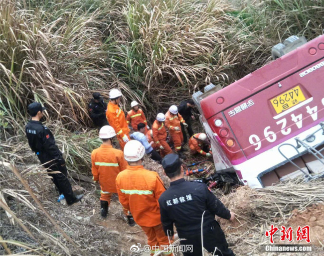 The death toll of the road accident occurred in Jiangxi Province on Tuesday rises to 11. [Photo: Chinanews.com]