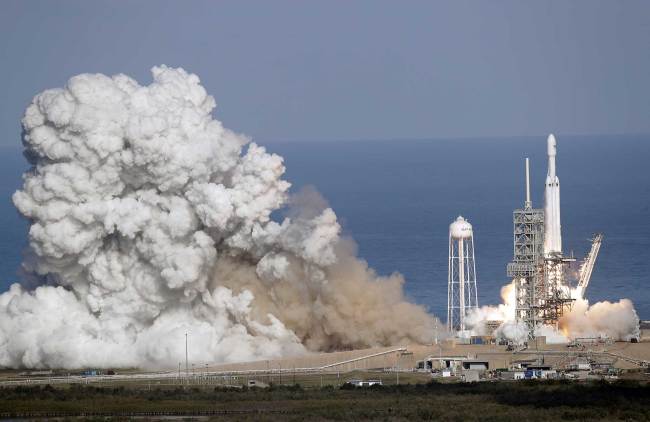 A Falcon 9 SpaceX heavy rocket lifts off from pad 39A at the Kennedy Space Center in Cape Canaveral, Fla., Tuesday, Feb. 6, 2018. [File photo:AP/John Raoux]