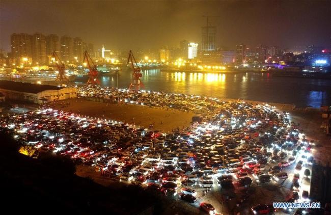 Vehicles wait for ferry service at Xiuying port in Haikou, capital of south China's Hainan Province, Feb. 21, 2018. As the fog continues dispersing, with the visibility being more than 1,000 meters, the ferry service is resuming in ports in Haikou. [Photo: Xinhua]