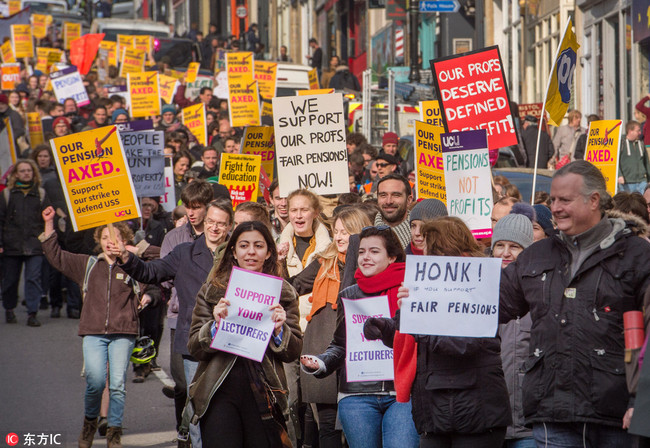 University and College Union lecturers begin a two-day strike at the University of Bristol, holding a rally outside the Wills Memorial Building with support from some students and then marching down Park Street to College Green, February 22, 2018. [Photo: IC]