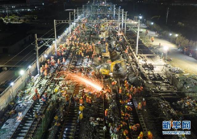 Workers work on the construction site of Longyan railway station to join three existing railways to a new one in Longyan city of Southeast China's Fujian province, Jan 19, 2018. [File photo: Xinhua]