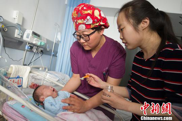Xiaotao is now healthy and weighs 3.3 kg after 118 days' treatment at a hospital in Shanxi Province, March 5, 2018. [Photo: Chinanews.com]