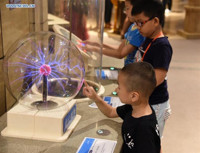  A child touches a static electricity ball at Guangdong Science Center during the opening of the 2016 Guangzhou Science and Technology Week in Guangzhou, capital of south China's Guangdong Province, May 15, 2016.[Photo: Xinhua]
