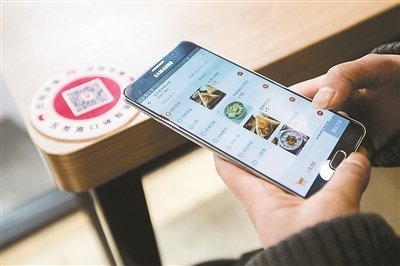 A customer orders food via his smart phone at an unmanned restaurant of Wufangzhai in Hangzhou, capital city of east China's Zhejiang Province. [Photo: hangzhou.gov.cn]