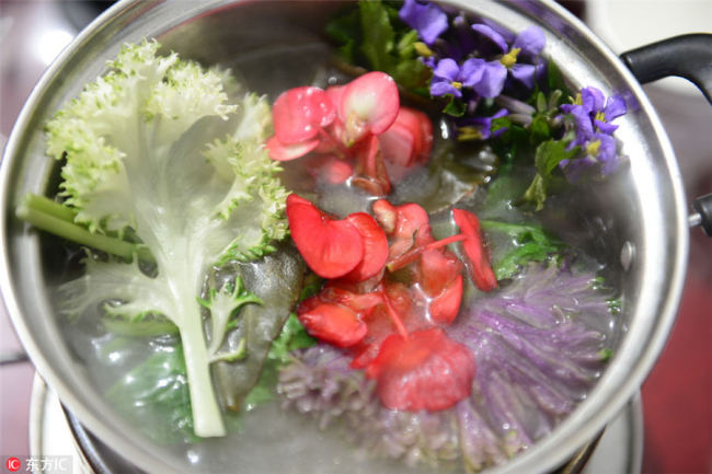 Flowers are boiled(煮) in a small pot. [Photo/IC]