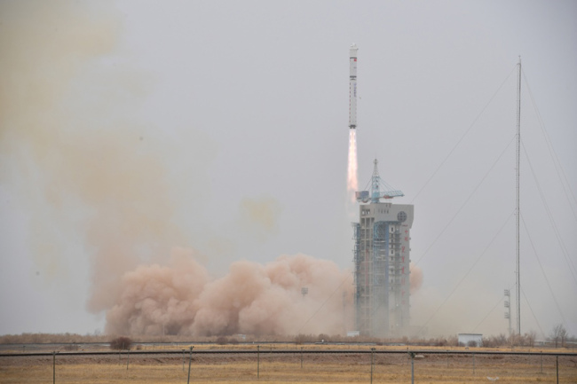 A Long March-2D rocket carries a land exploration satellite into space from the Jiuquan Satellite Launch Center at 3:10 p.m. March 17, 2018. [Photo: Xinhua]