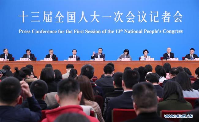 Chinese Premier Li Keqiang (C), vice premiers Han Zheng (4th L), Sun Chunlan (3rd R), Hu Chunhua (3rd L) and Liu He (2nd R) attend a press conference after the conclusion of the first session of the 13th National People's Congress (NPC) at the Great Hall of the People in Beijing, capital of China, March 20, 2018. [Photo: Xinhua] 