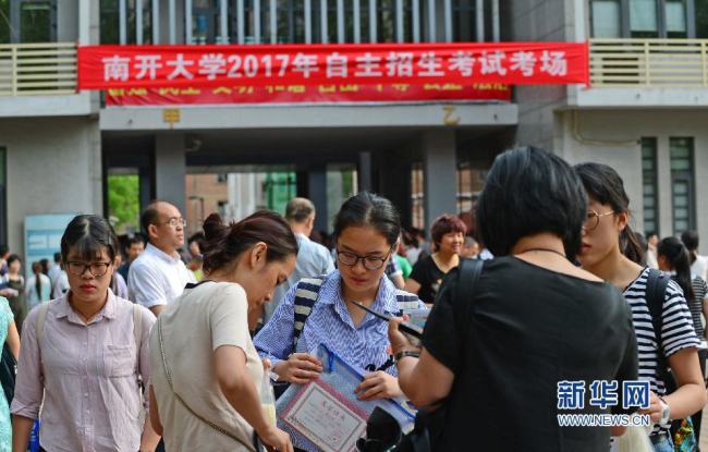 Candidates wait to sit the independent exams at Nankai University in north China’s Tianjin on June 10, 2017. [File photo: Xinhua]