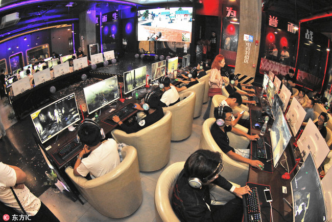 Young Chinese players play online video games during an electronic sports competition in Yantai, in east China's Shandong province, on September 23, 2017. [File photo: IC]