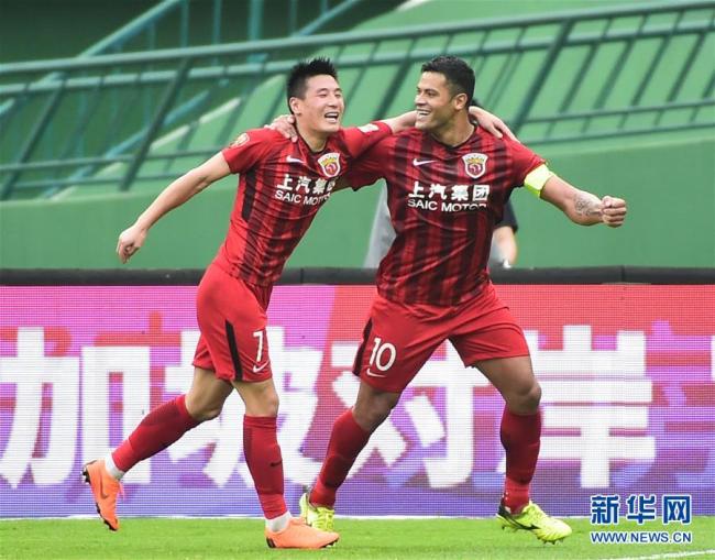 Wu Lei (left) and Hulk celebrate a goal during Shanghai SIPG's game against Guangzhou R&F on the 3rd matchday of the 2018 Chinese Super League in Guangzhou, Guangdong Province on March 18, 2018. Wu scored 4 goals in SIPG's 5-2 victory. [Photo: Xinhua]
