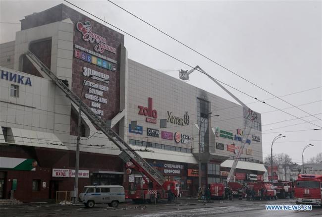 Members of the emergency ministry fire service try to put out the fire at the Zimnyaya Vishnya shopping mall in Kemerovo, Russia, on March 25, 2018. [Photo: Xinhua]