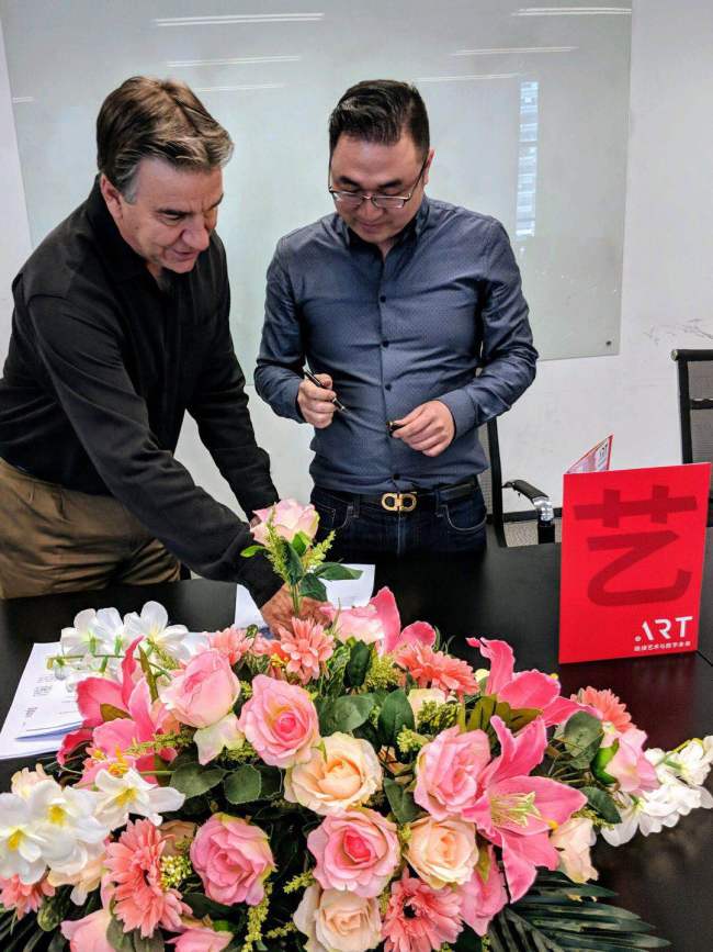 Kurt Pritz, a member of the Strategic Planning Board of UK Creative Ideas, seeks advice from a Chinese artist on the promotion of ".art" domains in China's artistic community. [Photo: China Plus]