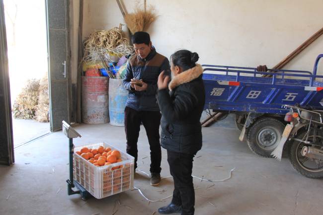 Now, following the steps of Deng Daqing, many local villagers have started to expand their business and sent their productions by express delivery. [Photo: China Plus/Li Shiyu]