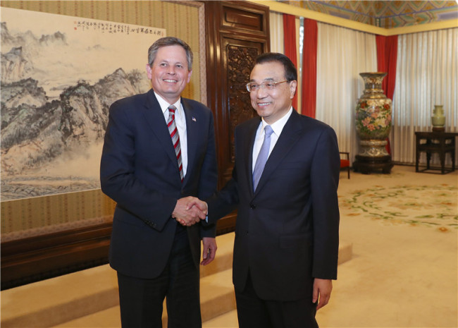 Chinese Premier Li Keqiang holds a meeting with a U.S. congress delegation, led by U.S. senator Steve Daines, March 27, 2018. [Photo: gov.cn]