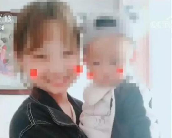 A 16-year-old mother with her baby is seen in a screenshot from an online video. [File photo: cctv.com]