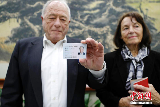 Kurt Wüthrich, Swiss scientist and Nobel Prize winner for Chemistry in 2002, shows his permanent residence card at the Shanghai Exit-Entry Administration Bureau, April 2, 2018. [Photo: Chinanews.com]