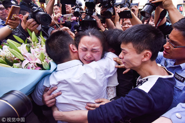 Wang Mingqing reunites with his missing daughter (central) on April 3, 2018, following a 24-year long search. [Photo: VCG]