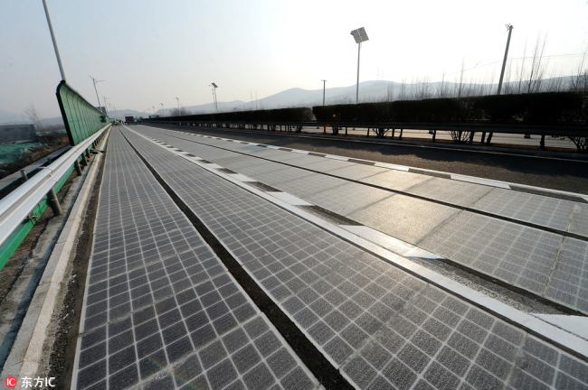 Solar panels are paved on the world´s first photovoltaic highway to be opened to traffic in Jinan, Shandong Province, December 28, 2017. [Photo: IC]