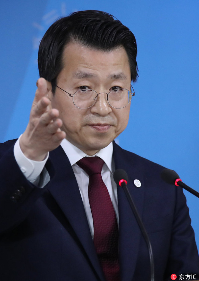 Baik Tae-hyun, spokesman of the Unification Ministry, gestures toward a reporter waiting to ask a question as he holds a press conference at a government complex in Seoul, South Korea, February 19, 2018. [File Photo: IC]