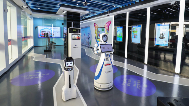 The robot that serves as bank lobby manager in the Chinese mainland's first "unmanned bank" at a China Construction Bank branch on Kiukiang Road, Shanghai. [Photo: Shanghai Observer]