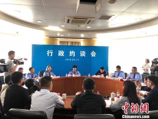 An administrative interview meeting is held by authorities in Wuxi, Jiangsu Province, with representatives from three online service providers, Didi Chuxing, Meituan Dianping and Ele.me, April 11, 2018. [Photo: Chinanews.com]