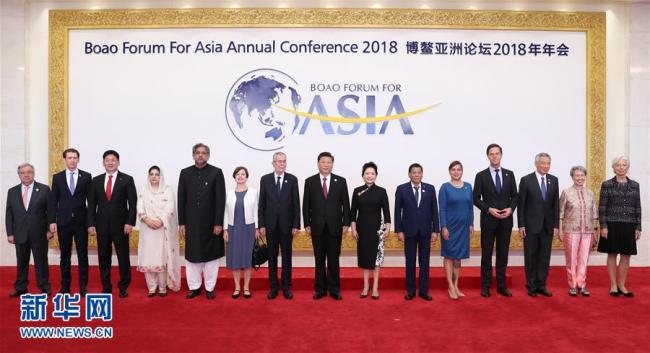 Chinese President Xi Jinping (C) and his wife Peng Liyuan (7th R) pose for a group photo with foreign guests attending the Boao Forum for Asia Annual Conference 2018 in Boao, south China's Hainan Province, April 10, 2018.[Photo: Xinhua]