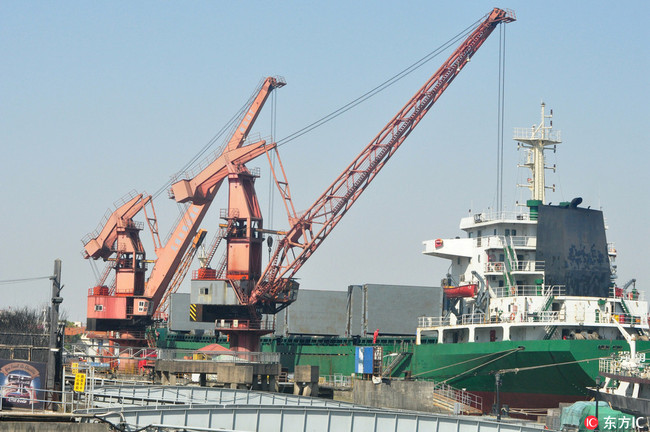 Cranes loading and unloading containers at a port in Shanghai on April 7, 2018. [File Photo: IC]