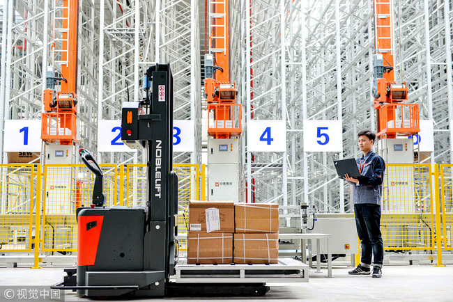 An engineer tests a driverless forklift at a storage in Changxing county, East China's Zhejiang province, Dec 5, 2017. [Photo: VCG]