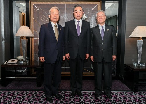 Chinese State Councilor and Foreign Minister Wang Yi (M) meets with figures from Japanese economic circles in Tokyo on Tuesday,April 17, 2018. [Photo: fmprc.gov.cn]