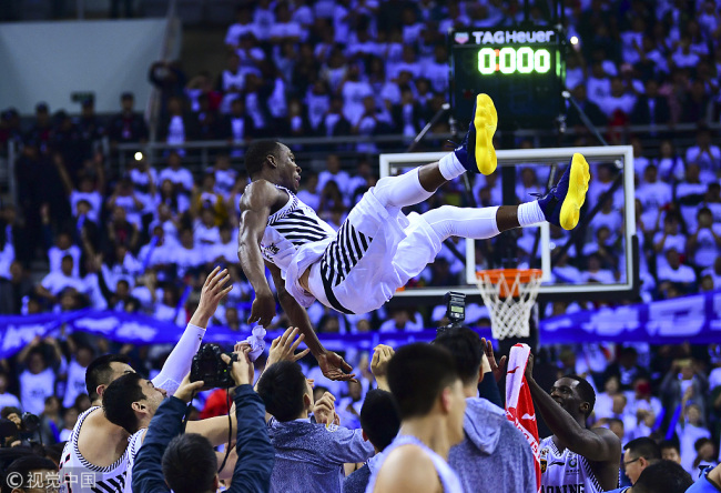Liaoning players throw finals MVP Lester Hudson up in the air to celebrate their first ever CBA title in on Apr 22, 2018. [Photo: VCG]