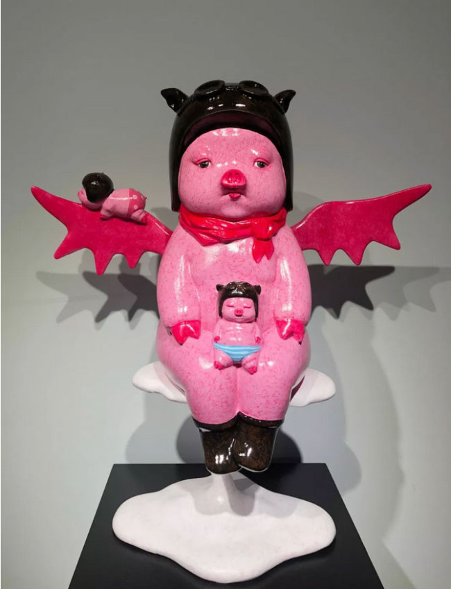 A pink pig sculpture, titled "Love is a Harbor for Dream," is among the works by artist Qin Weihong now on display at Parkview Green in Beijing. The exhibition is scheduled to run until June 30, 2018. [Photo provided to China Plus]