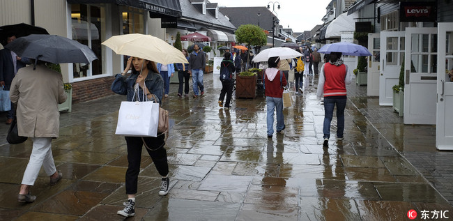 Shoppers at Bicester Village designer outlet centre, in Bicester, England, August 26, 2015. Chinese customers have become a powerful market force in the global trade in expensive clothes, jewelry, watches, perfumes and handbags. [Photo: IC]